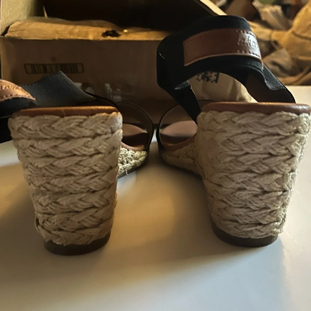 Tommy Bahama Black Wedge Sandals - Size 7 - Picture 4 of 9